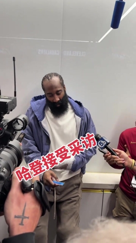 一直有伤！哈登赛后接受采访，左手缠着厚厚的冰袋！